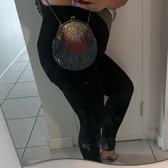 VINTAGE beaded CLAM shaped purse - Picture 9 of 10